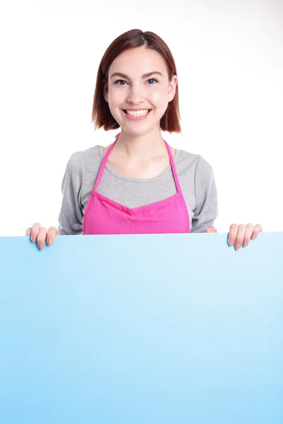 Hausfrau zeigt leere Plakatwand — Stockfoto