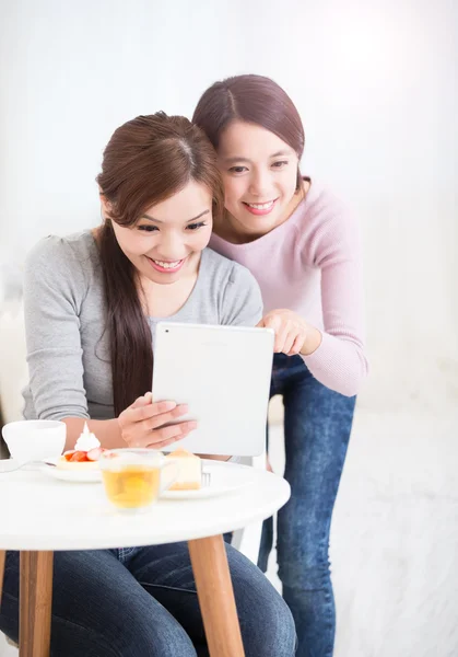 Amici di sesso femminile utilizzando tablet — Foto Stock