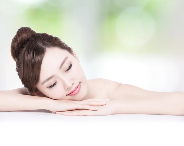 Femme appréciant spa et massage — Photo