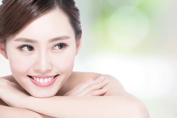 Joven mujer sonriendo — Foto de Stock