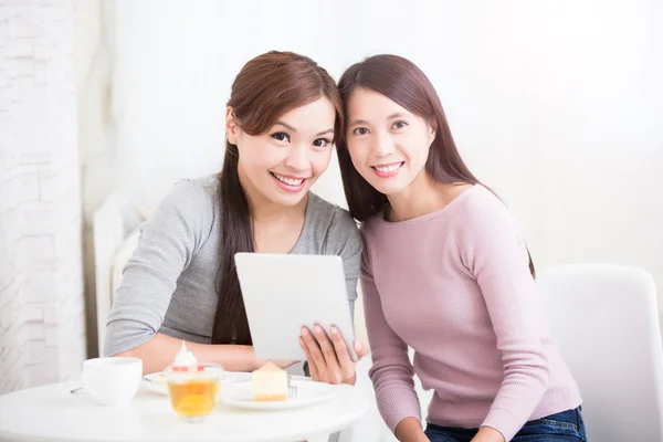 Friends using tablet — Stock Photo, Image