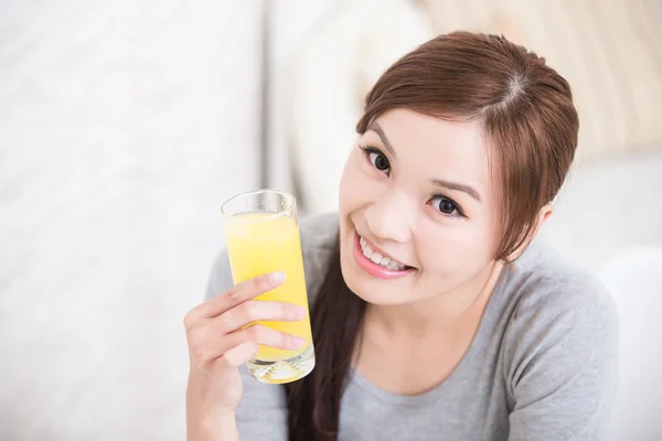 Frau hält Orangensaft in der Hand — Stockfoto