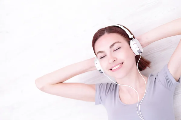 Woman enjoying the music — Stock Photo, Image