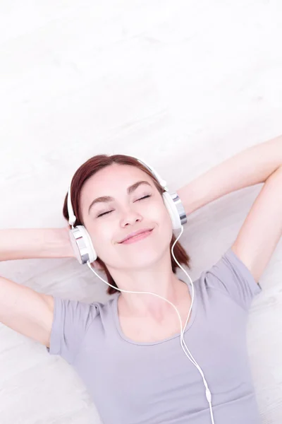 Woman enjoying the music — Stock Photo, Image