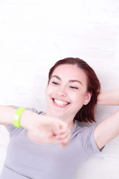 Sonrisa mujer mirada reloj inteligente — Foto de Stock