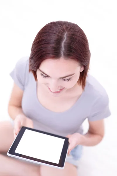 Gelukkige vrouw gebruik tablet-pc — Stockfoto