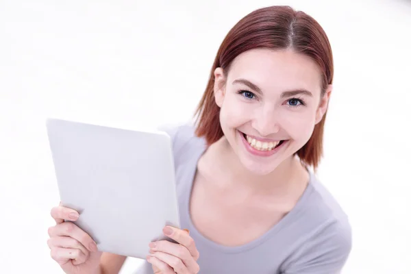 Счастливая женщина использует планшетный компьютер — стоковое фото