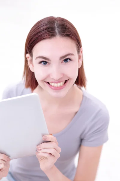 Щаслива жінка використовує планшетний ПК — стокове фото