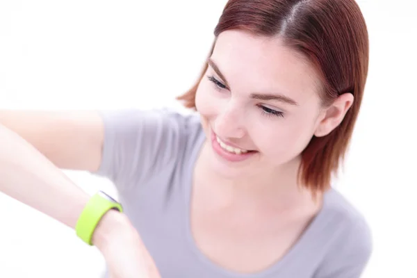 Sonrisa mujer mirada reloj inteligente — Foto de Stock