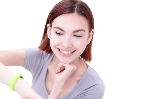 Sonrisa mujer mirada reloj inteligente —  Fotos de Stock