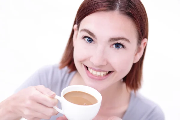 Unga vackra kvinnan dricka kaffe — Stockfoto