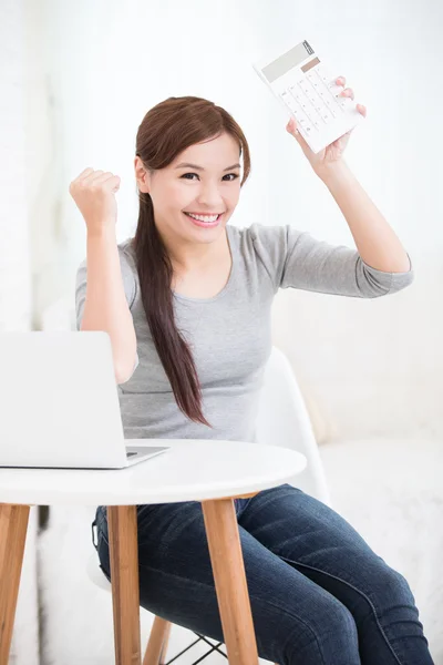 Mulher com calculadora e laptop — Fotografia de Stock