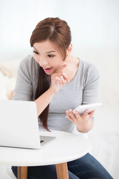 Mulher com calculadora e laptop — Fotografia de Stock