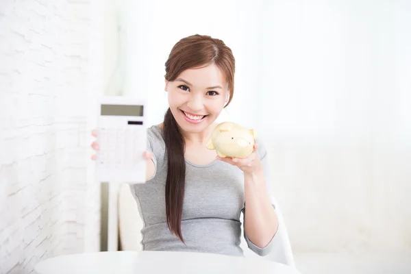 Mujer con calculadora —  Fotos de Stock