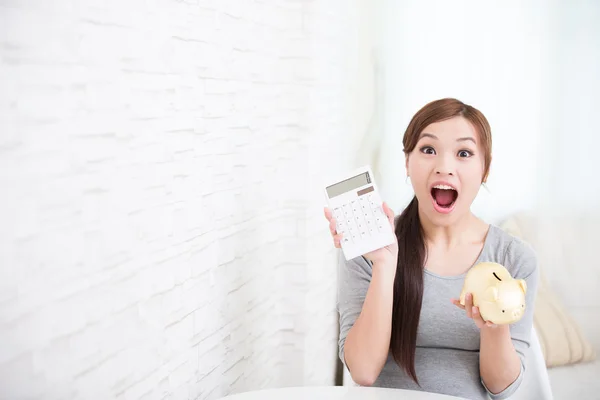 Mujer con calculadora —  Fotos de Stock