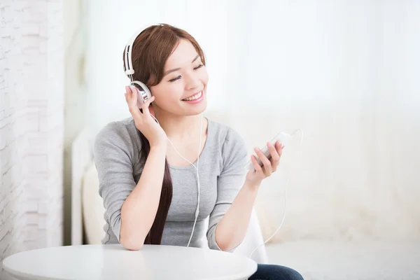 Femme appréciant la musique — Photo