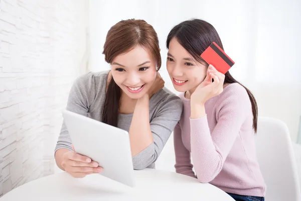 Young girls shopping on internet — Stock Photo, Image