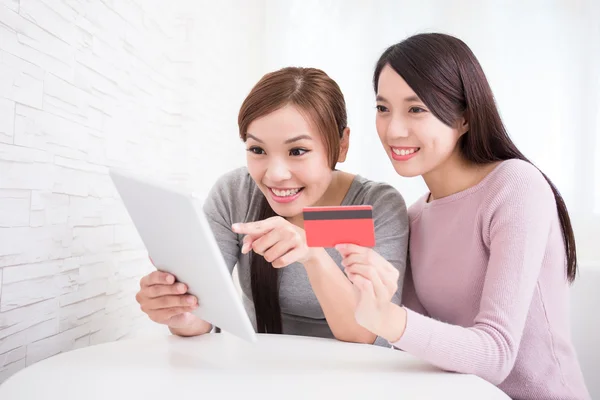 Young girls shopping on internet — Stock Photo, Image