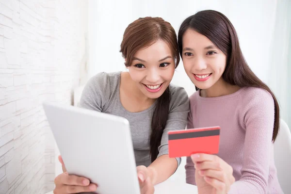 Young girls shopping on internet — Stock Photo, Image