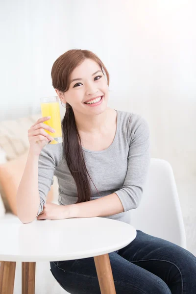 Frau hält Orangensaft in der Hand — Stockfoto