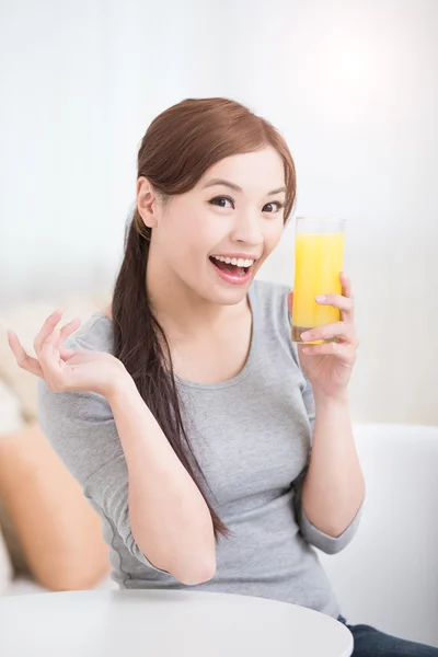 Vrouw houd oranje sap — Stockfoto