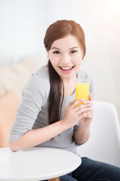 Kobiety posiadają pomarańczowy sok — Zdjęcie stockowe