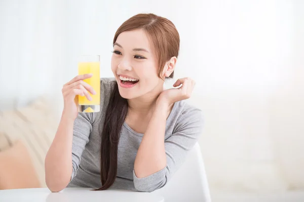 Frau hält Orangensaft in der Hand — Stockfoto