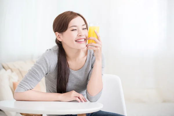 Frau hält Orangensaft in der Hand — Stockfoto