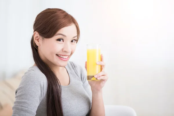 Женщина держит апельсиновый сок — стоковое фото