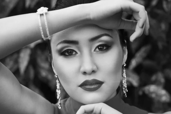 Zwart en wit portret van jonge Aziatische vrouw — Stockfoto