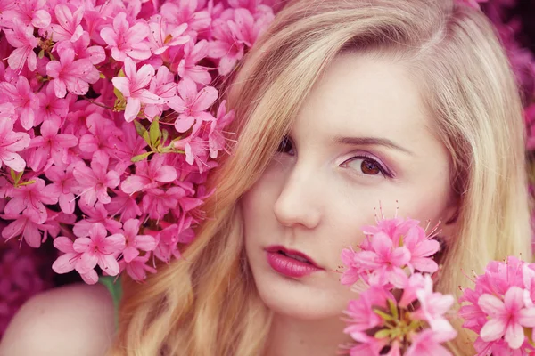 Closeup gezicht foto van mooie blonde. Vrouw in bloeiende bloemen. Voorjaar Seizoensgebonden portret — Stockfoto