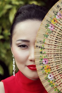 Kameranın arkasından bambu hayranı isteyen Asyalı kadın modeli