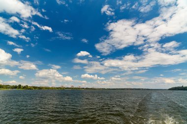Dinyeper Nehri ve sıcak bir ağustos gününde üzerindeki bulutlar.
