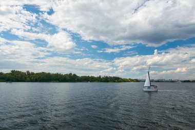 Yaz günü Dinyeper boyunca bir nehir yürüyüşü yazın en parlak izlenimlerinden biridir..