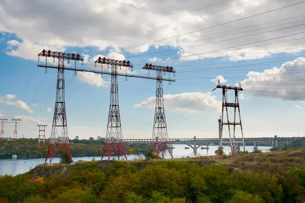 Enerji nehrin karşısına akar. Enerji modern hayatta artan bir rol oynar. Modern insanlar enerjiyi uzak mesafelere aktarmayı öğrendiler, ama bu enerji ve üretiminin çevreyi kirletmemesi çok önemli..