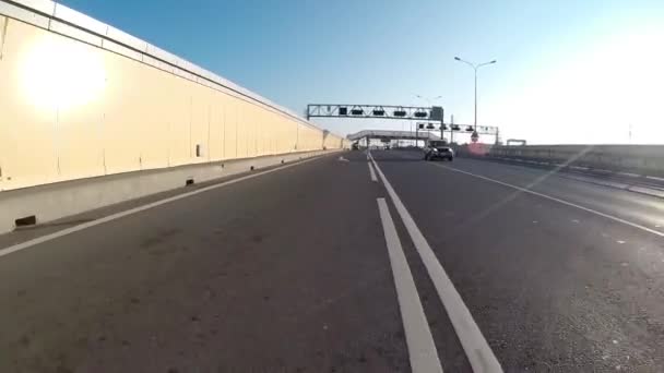 Una Vía Rápida Con Coches Rayos Sol Coche Entra Túnel — Vídeo de stock