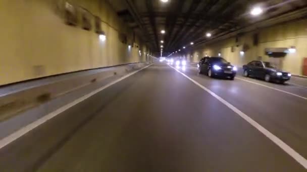 Schnellstraße Tunnel Das Auto Wird Von Anderen Autos Überholt Und — Stockvideo