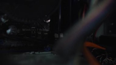 Bilgisayarın iç yapısı. Mikroçipler, vantilatörler ve kablolar. Çeviriye odaklan.