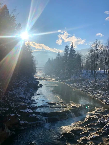 Río Montaña Con Sol Árbol — Foto de Stock