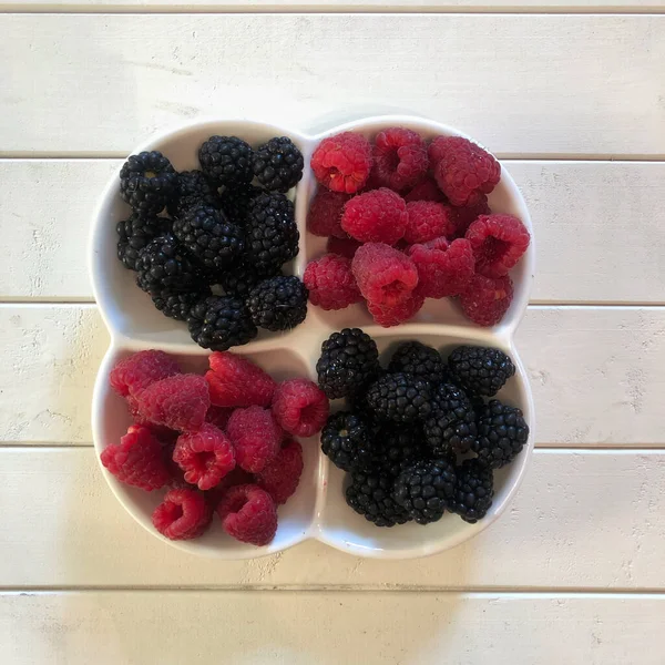 Frambuesas Moras Hermoso Plato Sobre Fondo Madera Blanca — Foto de Stock