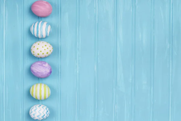Великодні яйця на синьому фоні — стокове фото