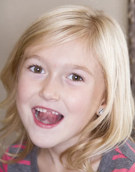 Παιδιού λείπει την κορυφαία μπροστινό δόντι αγγίζοντάς το με τη γλώσσα της — Φωτογραφία Αρχείου