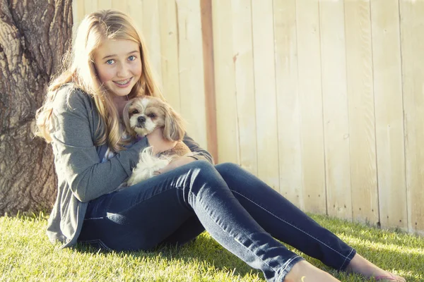 十几岁的女孩抱着一只小狗 — 图库照片