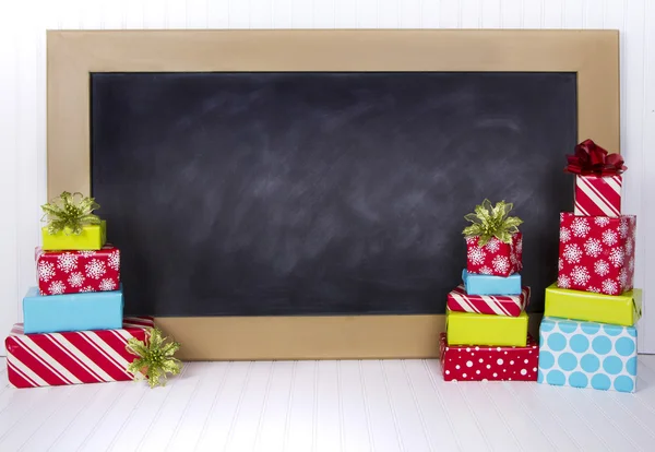 Presentes de Natal com placa de giz — Fotografia de Stock