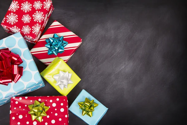 Presentes de Natal com placa de giz — Fotografia de Stock