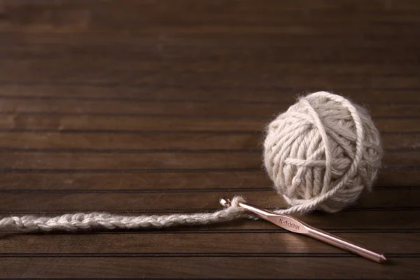 Ball of cream yarn with crochet hook — Stock Photo, Image