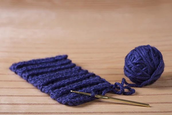 Bola de fio azul com agulha de crochê — Fotografia de Stock
