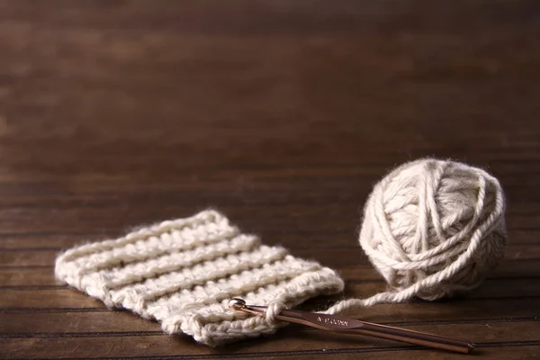 Ball of cream yarn with crochet hook — Stock Photo, Image