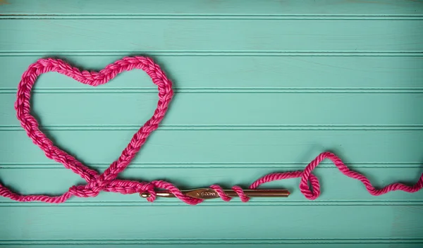 A crochet chain in the shape of a heart — Stock Photo, Image