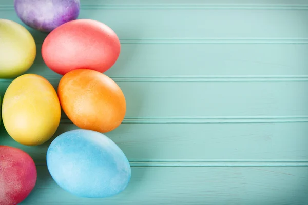Dyed Easter eggs on a wooden panel — Stock Photo, Image